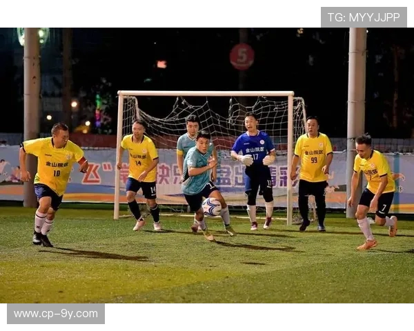 喀什足球赛场热血沸腾 激情四溢的绿茵对决展现地方体育风采